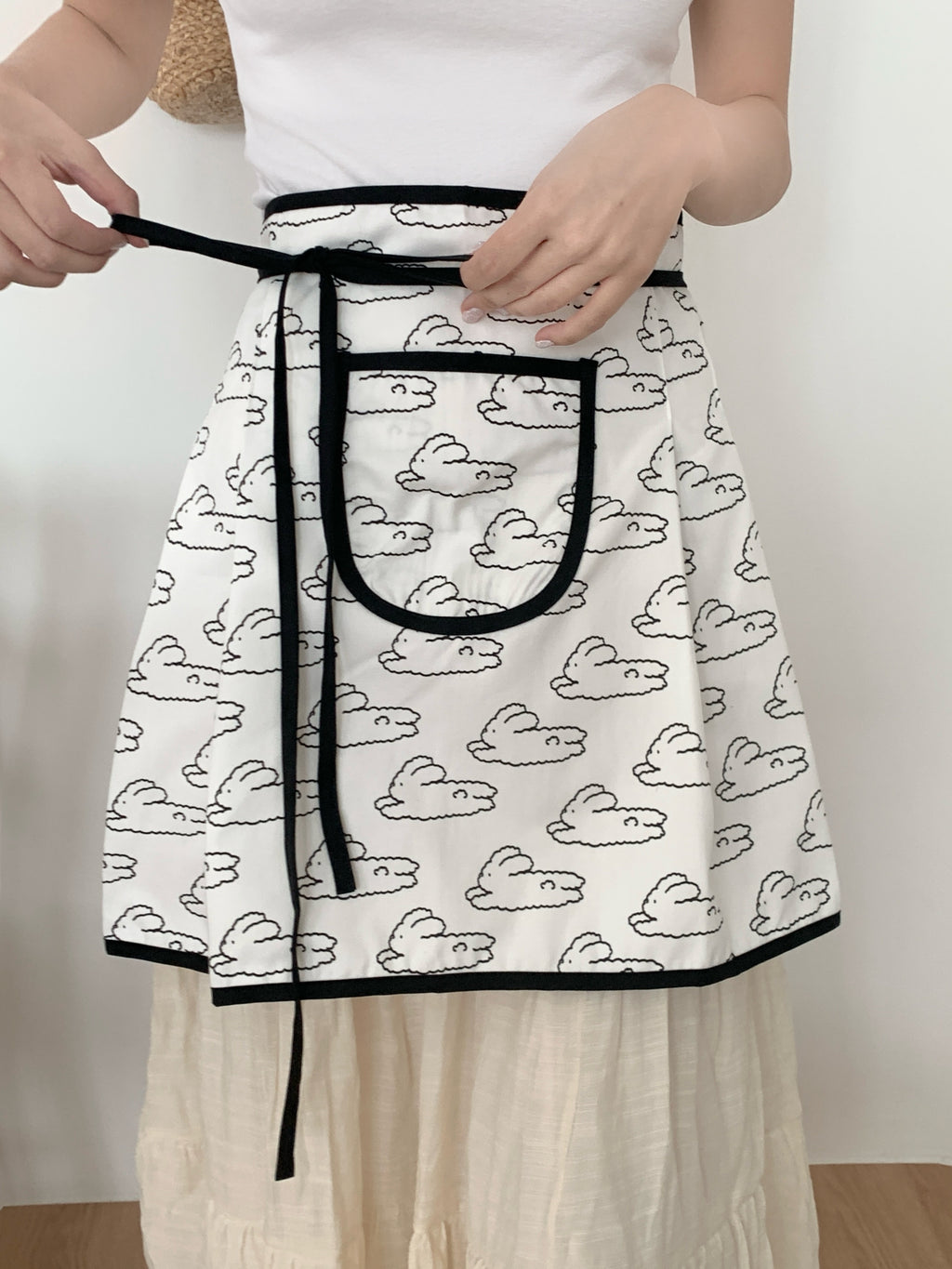Cloud Bunny Apron:Black