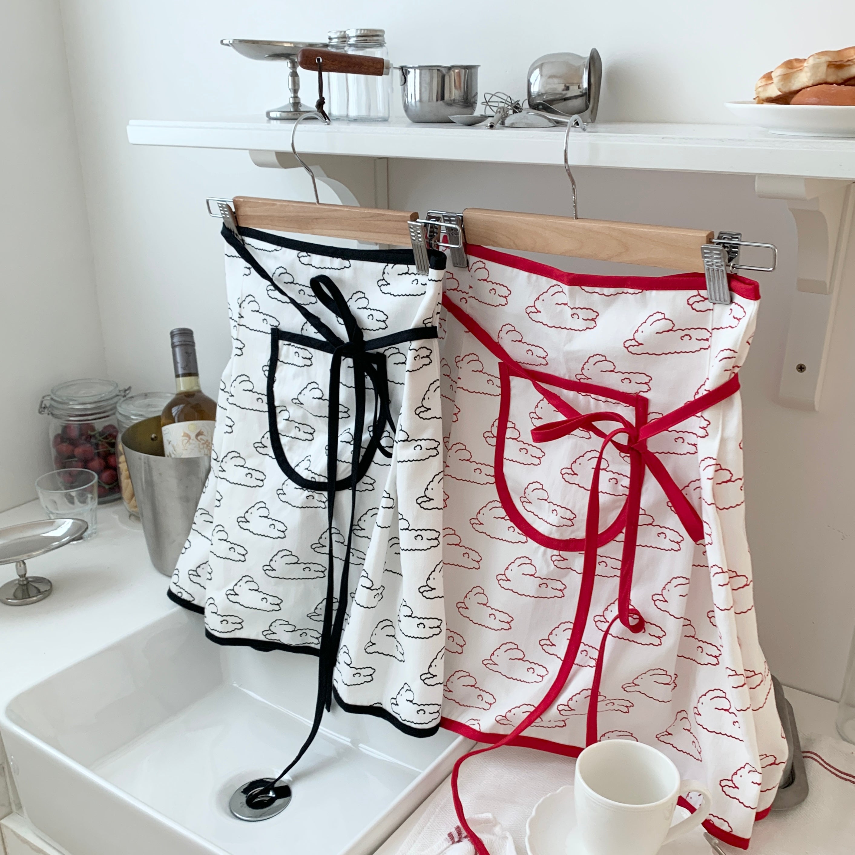 Cloud Bunny Apron:Black