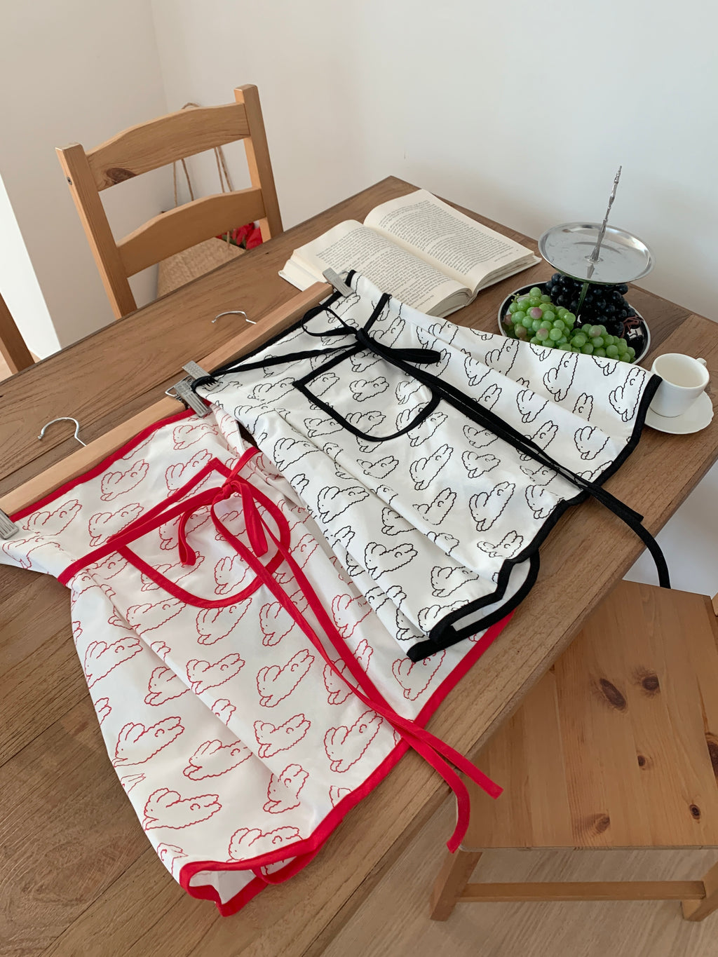 Cloud Bunny Apron:Black